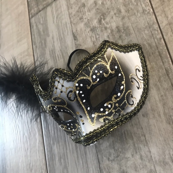 Masquerade Mask Black White Gold - Picture 4 of 8